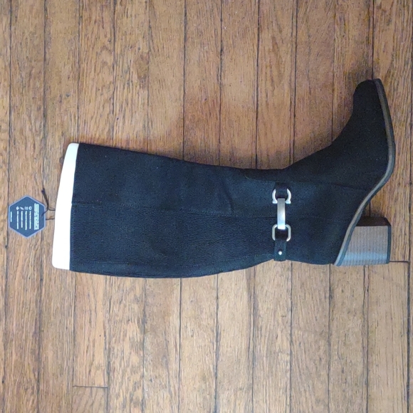 Woman's 7.5 Boots - Picture 2 of 5